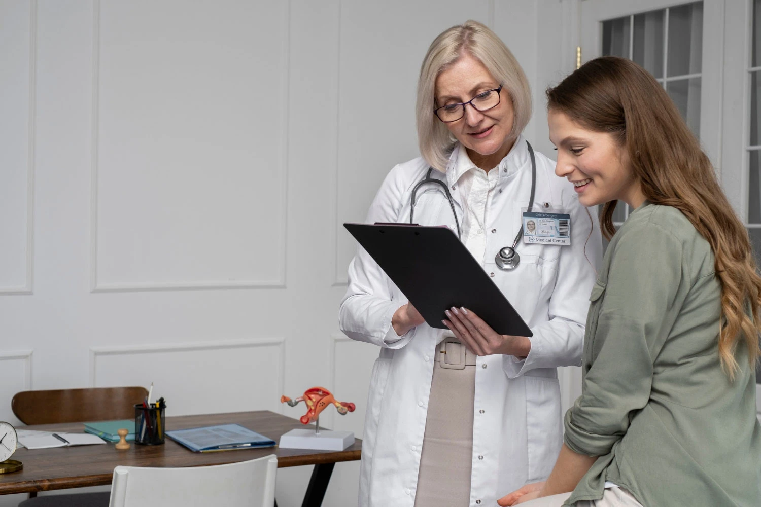 medium-shot-doctor-talking-smiley-patient-opt